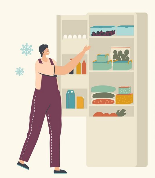 Femme devant un frigo ouvert et qui attrape un plat cuisiné dans le frigo